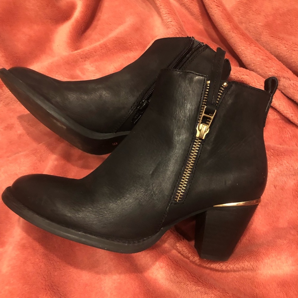 Steve Madden Black Leather Ankle Booties